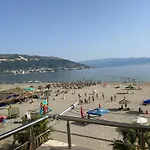 Sunny Waves Seafront Apartment *