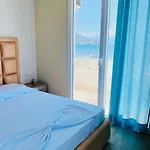 Appartamento Sunny Waves Seafront Apartment *