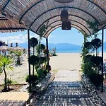 Sunny Waves Seafront Apartment Vlorë