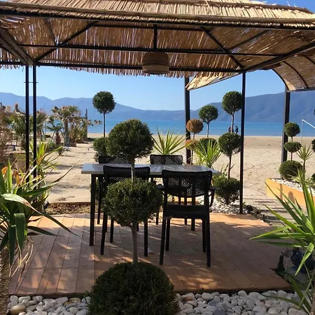 Sunny Waves Seafront Apartment Vlorë