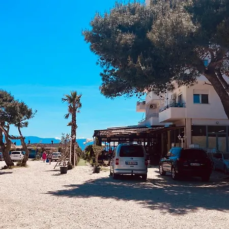 Sunny Waves Seafront Apartment *