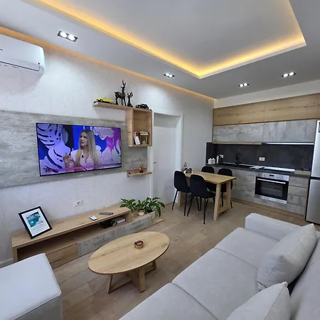 Sunny Waves Seafront Apartment Vlorë